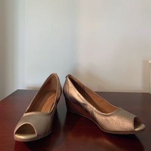 | NEVER USED! CLARKS WEDGE HEELS